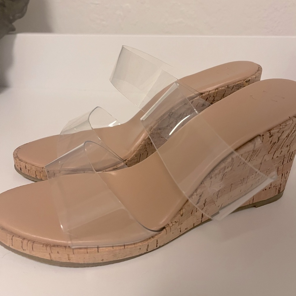 NWOT size 7! Women’s Retro Wedgy Sandals